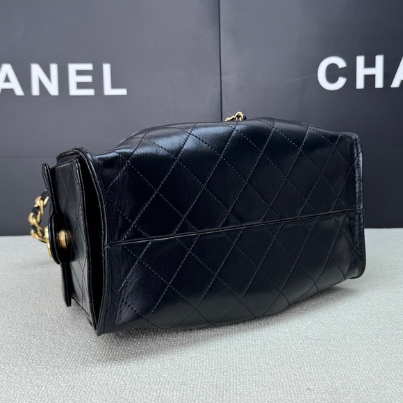 Chanel Black Quilted Shoulder Bag with Gold Chain - Picture 4 of 9